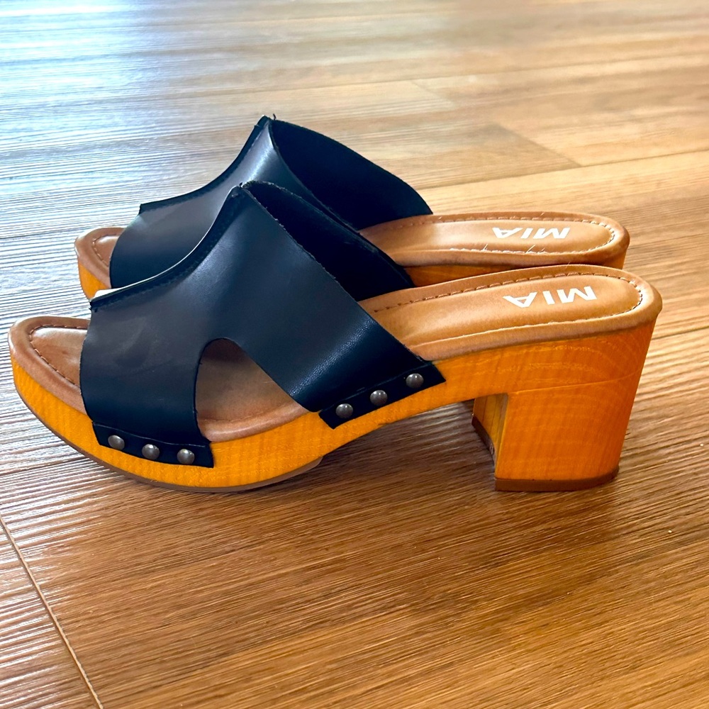 MIA clogs